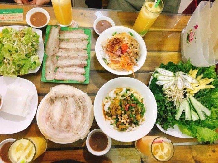 Bánh tráng cuốn thịt heo là một món ăn truyền thống của người Việt Nam, được chế biến từ bánh tráng mỏng, mềm mịn cuốn chặt với lớp thịt heo thơm ngon, kèm theo các loại rau sống tươi mát và gia vị đậm đà, tạo nên một hương vị độc đáo và hấp dẫn.