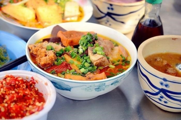 Bún riêu cua là một món ăn truyền thống và phổ biến trong ẩm thực Việt Nam, được chế biến từ tôm, cua và các loại hải sản khác. Nó có hương vị đậm đà, thơm ngon và hấp dẫn với nước dùng đỏ tươi, chất lượng và độ tươi ngon của các nguyên liệu.