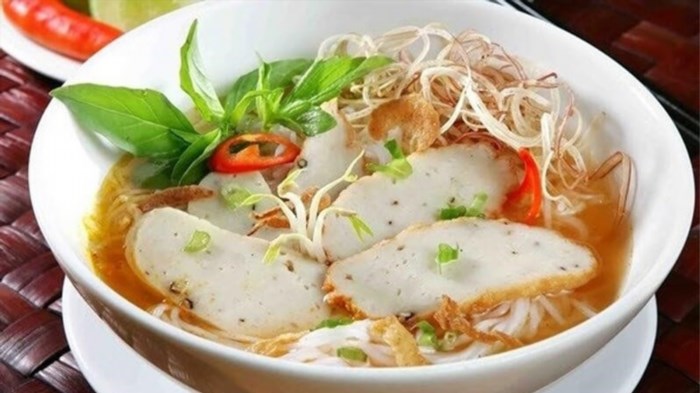 Bún chả cá là một món ăn truyền thống của vùng biển Việt Nam, được làm từ cá tươi ngon và các loại gia vị tự nhiên, tạo nên hương vị đặc trưng và hấp dẫn.