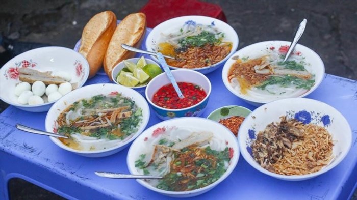 Quán bánh canh nằm trên ruộng ở Đà Nẵng và cách cầu Thuận Phước 3.2 km.