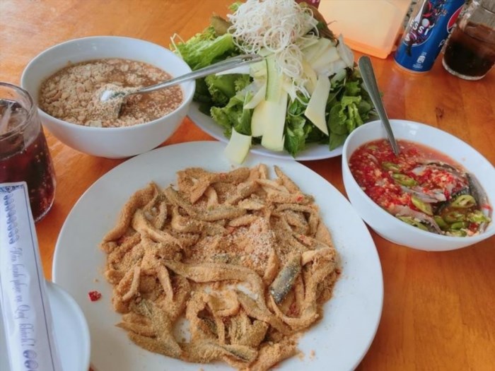 Gỏi cá Nam Ô là món ăn truyền thống của vùng Nam Ô, Đà Nẵng, nổi tiếng với hương vị đặc trưng của cá tươi ngon, chế biến cùng các loại rau sống, gia vị và nước mắm Nam Ô thơm ngon.