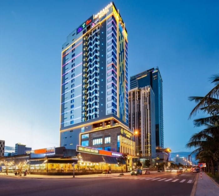 Rosamia Da Nang Hotel là một khách sạn tại Đà Nẵng, nằm ở vị trí thuận lợi và gần các điểm tham quan nổi tiếng như Bãi biển Mỹ Khê và Sơn Trà. Khách sạn được thiết kế hiện đại và sang trọng, mang đến cho du khách trải nghiệm nghỉ ngơi và thư giãn tuyệt vời.