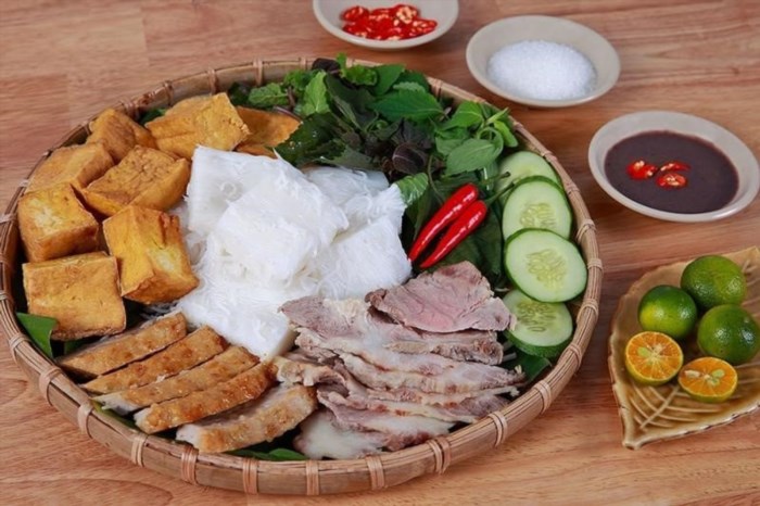 Bún đậu Nhi Surj là một món ăn truyền thống của người Việt Nam, được biết đến với sự kết hợp độc đáo của bún, đậu, nem chua và nước mắm. Món ăn này mang đậm hương vị truyền thống và là một phần không thể thiếu trong ẩm thực Việt Nam.