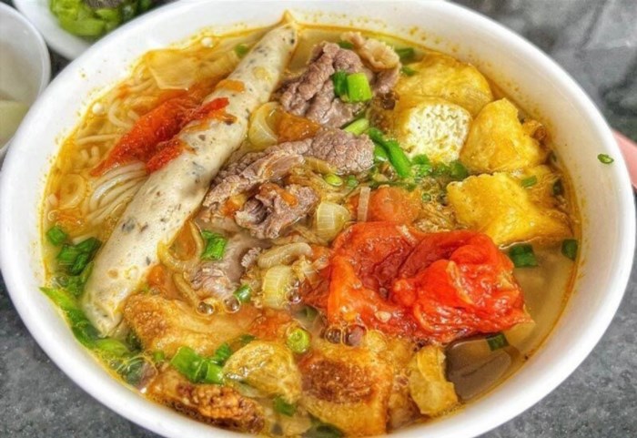 Bún riêu Đà Thành là một món ăn đặc sản của Hà Nội, nổi tiếng với hương vị tươi ngon và đậm đà. Món bún riêu này thường được làm từ cua, tôm, và các loại hải sản khác, kết hợp với nước dùng thơm ngon và chút chua của cà chua.