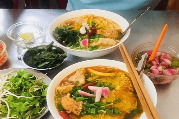 Bún riêu cua Mộc Liên là một món ăn truyền thống của người Việt, nổi tiếng với hương vị đậm đà và hấp dẫn. Món ăn này được làm từ cua tươi ngon kết hợp với nước dùng thơm ngon và màu sắc tươi sáng của các loại rau sống.