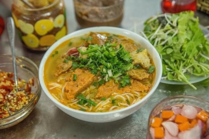 Bún riêu cua Bà Hai là một món ăn đặc trưng của miền Bắc Việt Nam, được chế biến từ cua tươi ngon và nước dùng tôm đậm đà. Món ăn có vị chua nhẹ, hấp dẫn với hương vị đặc trưng của mực, cua, tôm và các loại rau sống tươi ngon.