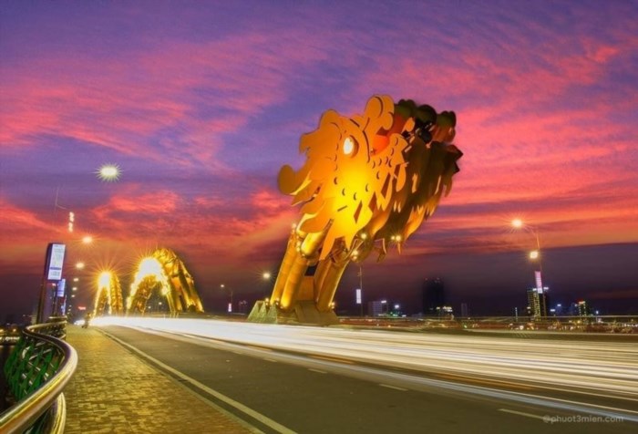 Cầu Rồng Đà Nẵng là một công trình cầu nằm ở thành phố Đà Nẵng, Việt Nam. Với kiến trúc độc đáo và sự kết hợp giữa công nghệ hiện đại và nghệ thuật đương đại, cầu Rồng đã trở thành biểu tượng nổi tiếng của Đà Nẵng và là điểm đến hấp dẫn cho du khách.