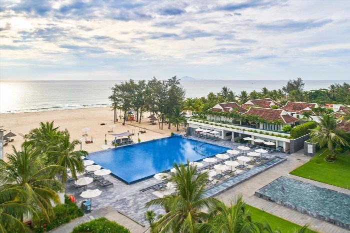 Pullman Đà Nẵng Beach Resort là một khu resort sang trọng và hiện đại, nằm ngay bên bãi biển Đà Nẵng, với các tiện nghi và dịch vụ cao cấp để đáp ứng nhu cầu của du khách.