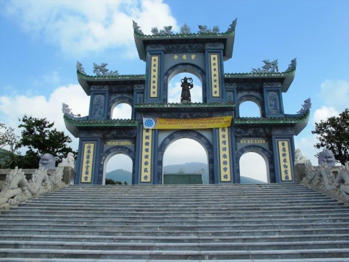 Lối kiến trúc đặc biệt với mái ngói ấn tượng của cổng chùa Linh Ứng Sơn Trà.