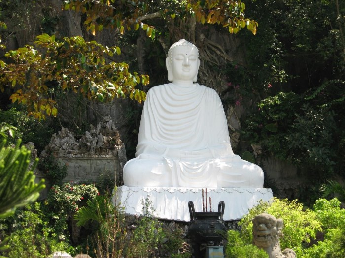 Tượng phật đang ngồi cao 10m tại chùa Linh Ứng (Nguồn: Internet)