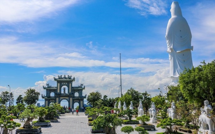 Câu văn tiếng Việt đã được viết lại: Không gian rộng rãi, yên tĩnh tại chùa Linh Ứng Sơn Trà (Nguồn: Internet)