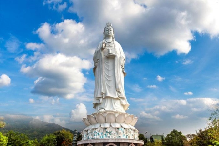 Tượng Quan Âm to lớn tại chùa Linh Ứng Sơn Trà.