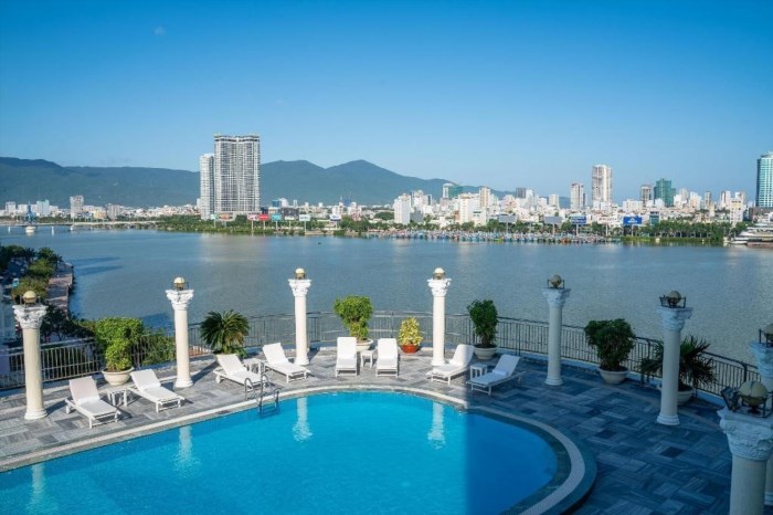 Senriver Hotel Đà Nẵng là một khách sạn sang trọng nằm bên bờ sông Hàn, với kiến trúc hiện đại và tiện nghi đẳng cấp, mang đến cho du khách trải nghiệm lưu trú tuyệt vời và tận hưởng cảnh quan tuyệt đẹp của thành phố Đà Nẵng.