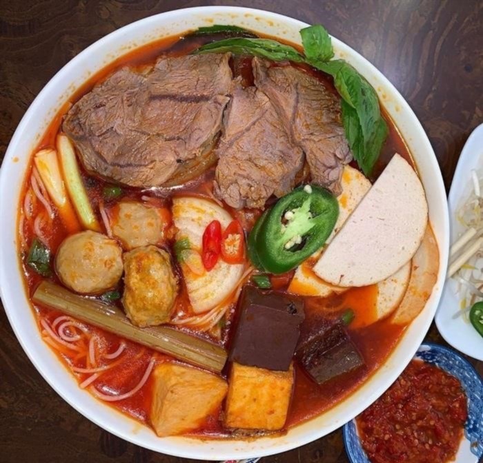 Quán bún bò Bà Diệu nổi tiếng với món bún bò đậm đà, thơm ngon và hương vị đặc trưng của miền Trung Việt Nam. Đây là một địa điểm ẩm thực nổi tiếng và được nhiều người đánh giá cao.
