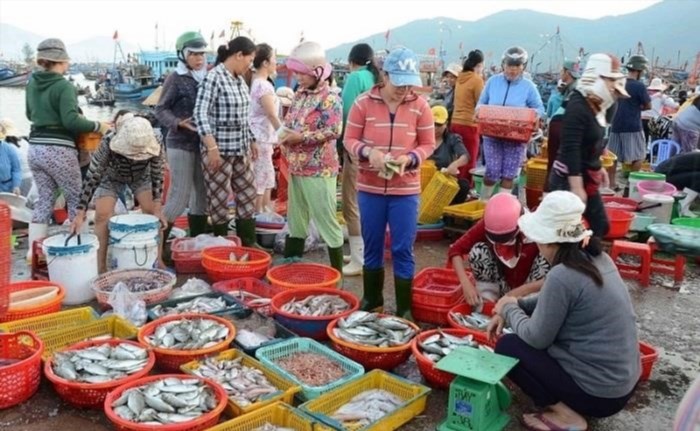 Chợ hải sản Đà Nẵng tươi sống nằm bên cạnh biển trên con đường Hoàng Sa.