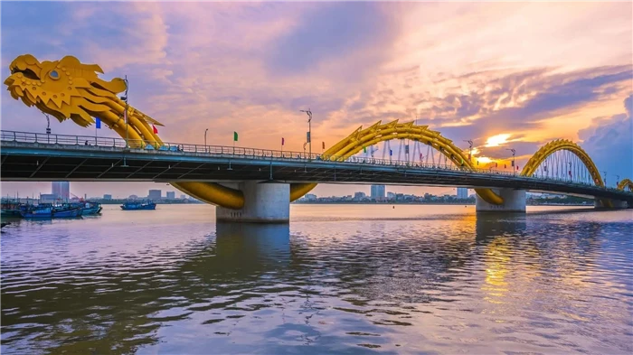 Cầu Rồng là một công trình kiến trúc độc đáo và nổi tiếng tại thành phố Đà Nẵng, Việt Nam. Cầu Rồng được thiết kế dựa trên hình ảnh một con rồng, tượng trưng cho sự mạnh mẽ, uy nghi và may mắn trong văn hóa dân gian Việt Nam. Cầu Rồng còn được biết đến với cảnh quan ngoạn mục, đặc biệt là vào ban đêm khi được chiếu sáng tạo nên một bức tranh thần tiên trên sông Hàn.