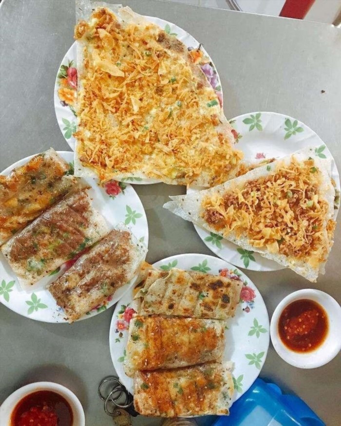 Bánh tráng kẹp Đà Nẵng là một món ăn đặc sản nổi tiếng của thành phố Đà Nẵng, được làm từ bánh tráng mỏng và mềm, kẹp đầy đủ các nguyên liệu như thịt heo, tôm, trứng, rau sống và nước mắm chua ngọt. Món ăn này có vị ngon, hấp dẫn và thường được người dân địa phương và du khách ưa chuộng.