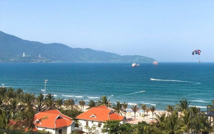 Bãi biển Mỹ Khê Đà Nẵng nằm ở thành phố Đà Nẵng, Việt Nam. Với bãi cát trắng mịn và nước biển trong xanh, bãi biển Mỹ Khê là một trong những điểm đến nổi tiếng và thu hút du khách nhiều nhất tại Đà Nẵng.