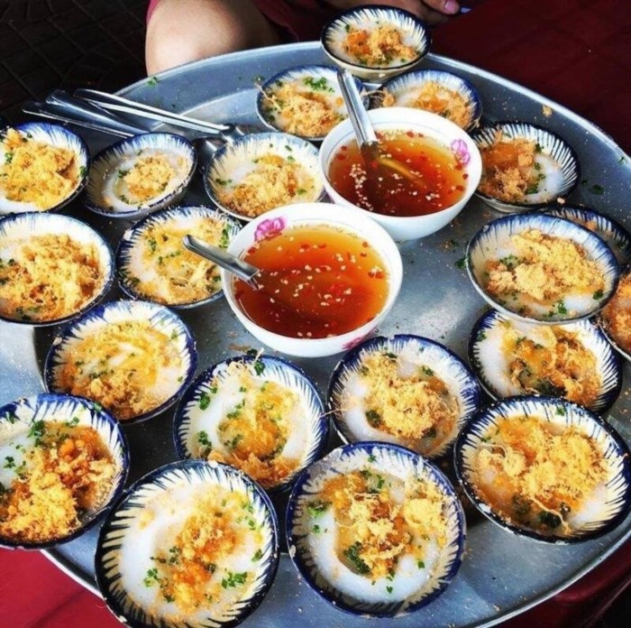 Bánh bèo cô Nhung là một món ăn truyền thống của miền Trung Việt Nam, được làm từ bột gạo và nước lọc, có hình dáng nhỏ xinh như chiếc lá sen. Bánh bèo cô Nhung nổi tiếng với hương vị thơm ngon, đậm đà và được thưởng thức với nước mắm pha chua ngọt.