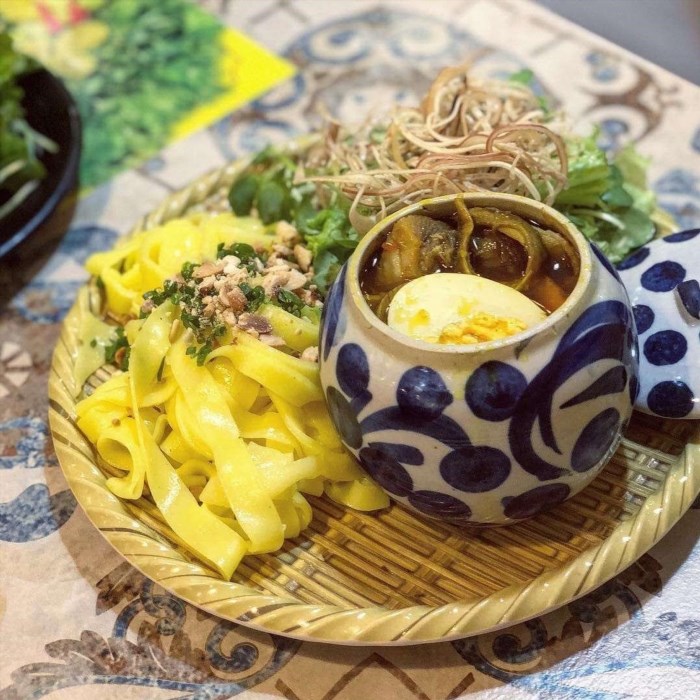 4 Mì quảng Hương Quê là một món ăn đặc sản của Đà Nẵng với hương vị đậm đà, màu sắc bắt mắt và hương thơm quyến rũ. Mì quảng được làm từ bột gạo, có thêm thịt heo, tôm, trứng, rau sống và nước dùng thơm ngon.