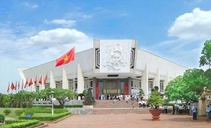 Bảo tàng Hồ Chí Minh là một điểm đến văn hóa quan trọng tại thành phố Hồ Chí Minh, nơi trưng bày và giữ gìn những hiện vật, hình ảnh và tài liệu quý giá về cuộc đời và sự nghiệp của Chủ tịch Hồ Chí Minh, đồng thời là nơi để du khách hiểu rõ hơn về người lãnh đạo vĩ đại này và cách mà ông đã đóng góp cho sự phát triển của đất nước Việt Nam.