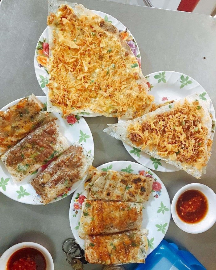 Bánh tráng kẹp Đà Nẵng được bày bán tại khu vực ăn uống dưới chân cầu Thị Lý.