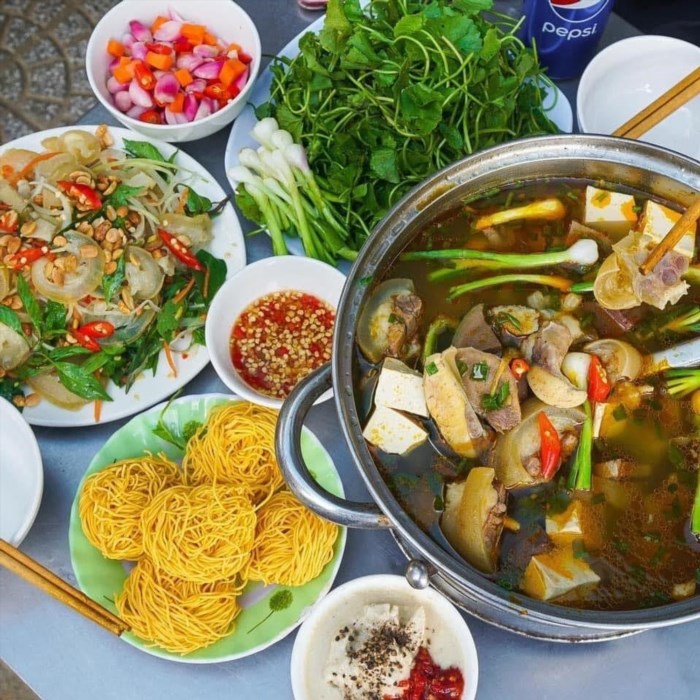13 Lẩu bò Thiện là một món ăn ngon và phổ biến trong ẩm thực Việt Nam, với hương vị đậm đà và thịt bò mềm ngon. Món ăn này thường được chế biến từ những nguyên liệu tươi ngon như thịt bò, rau sống, nấm, bún và gia vị tạo nên hương vị đặc trưng.