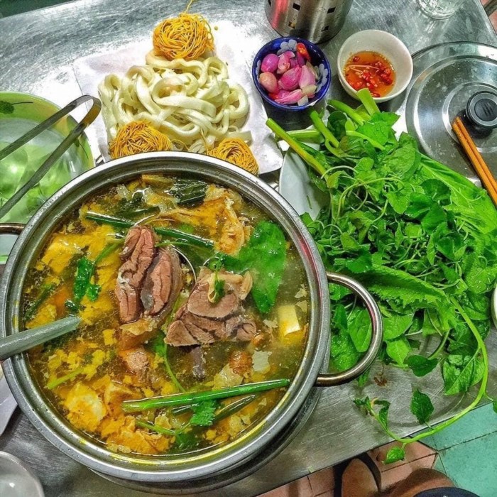 5 Lẩu Bò Sáu Hưng là một món ăn ngon và nổi tiếng trong ẩm thực Việt Nam, có nguồn gốc từ khu phố Sáu Hưng ở Sài Gòn. Món lẩu này được chế biến từ thịt bò tươi ngon, các loại rau sống tươi mát và gia vị tinh tế, tạo nên một hương vị đậm đà và hấp dẫn.