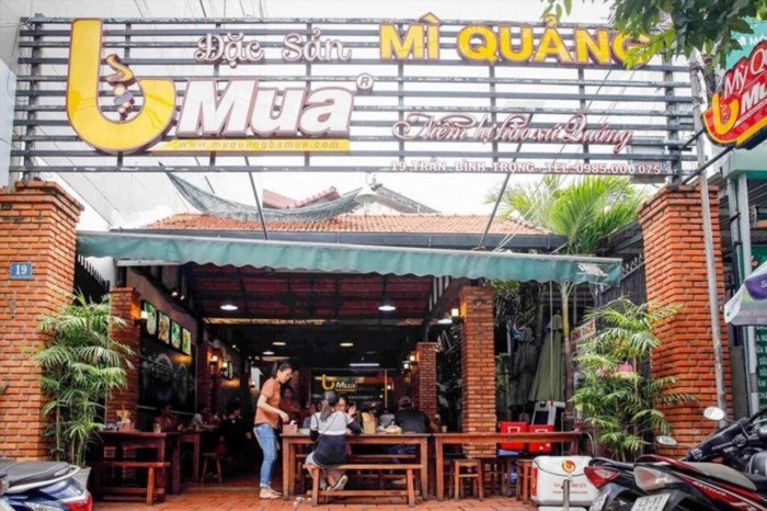 Quán Bà Mua là một quán ăn nổi tiếng tại địa phương, nơi bạn có thể thưởng thức các món ăn truyền thống độc đáo và hương vị tuyệt vời với giá cả phải chăng.