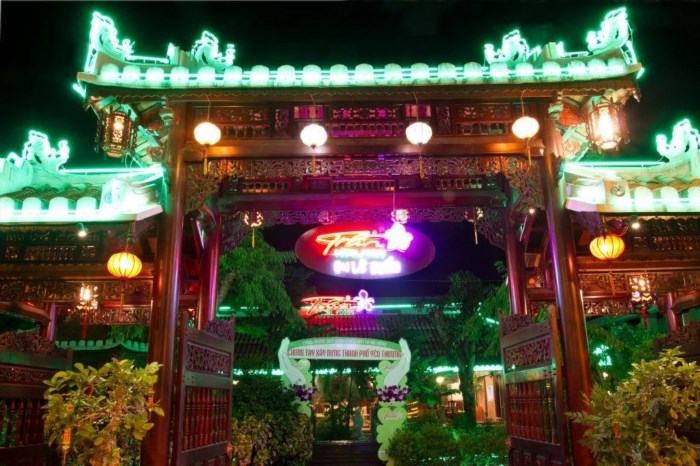 Quán Trần Đà Nẵng là một nhà hàng nổi tiếng tại thành phố Đà Nẵng, nơi bạn có thể thưởng thức các món ăn truyền thống và đặc sản địa phương. Nhà hàng có không gian sang trọng và phục vụ chuyên nghiệp, tạo điểm đến lý tưởng cho các buổi hẹn hò, gia đình hoặc tổ chức sự kiện.