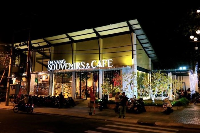 Danang Souvenirs & Coffee là một quán cà phê và cửa hàng lưu niệm tại thành phố Đà Nẵng, nơi bạn có thể thưởng thức cà phê ngon và mua những món quà lưu niệm độc đáo để ghi lại kỷ niệm về chuyến đi của bạn.