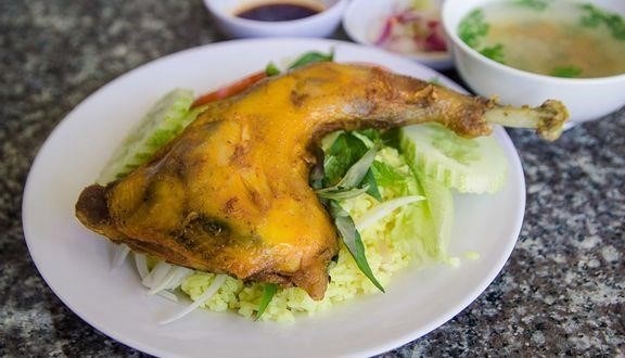 9. Cơm gà Cấp Tiến là một món ăn nổi tiếng và phổ biến ở Việt Nam, với hương vị thơm ngon, thịt gà mềm vàng, cơm trắng sánh mịn. Quán cơm gà Cấp Tiến được biết đến là một địa chỉ ẩm thực nổi tiếng và được nhiều người ưa thích.