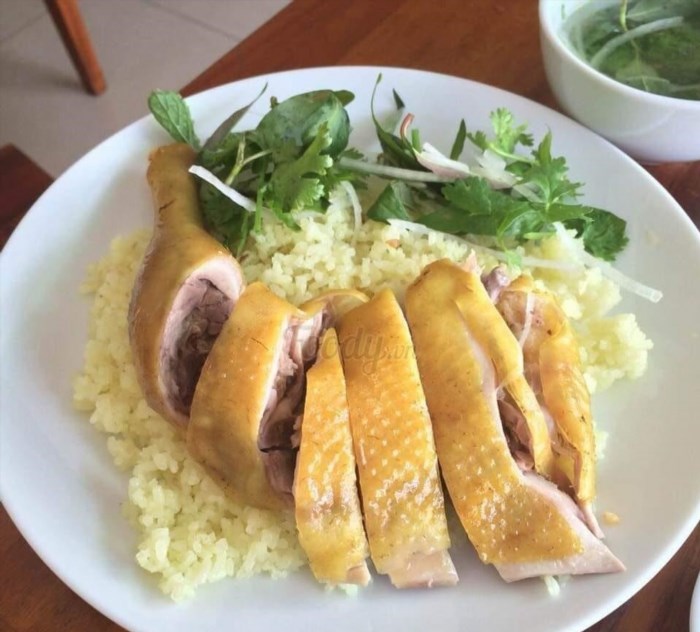 Cơm A Huệ là một quán ăn nổi tiếng ở thành phố, nơi bạn có thể thưởng thức các món ăn truyền thống Việt Nam, đặc biệt là các món cơm, với hương vị đậm đà và chất lượng tuyệt vời.