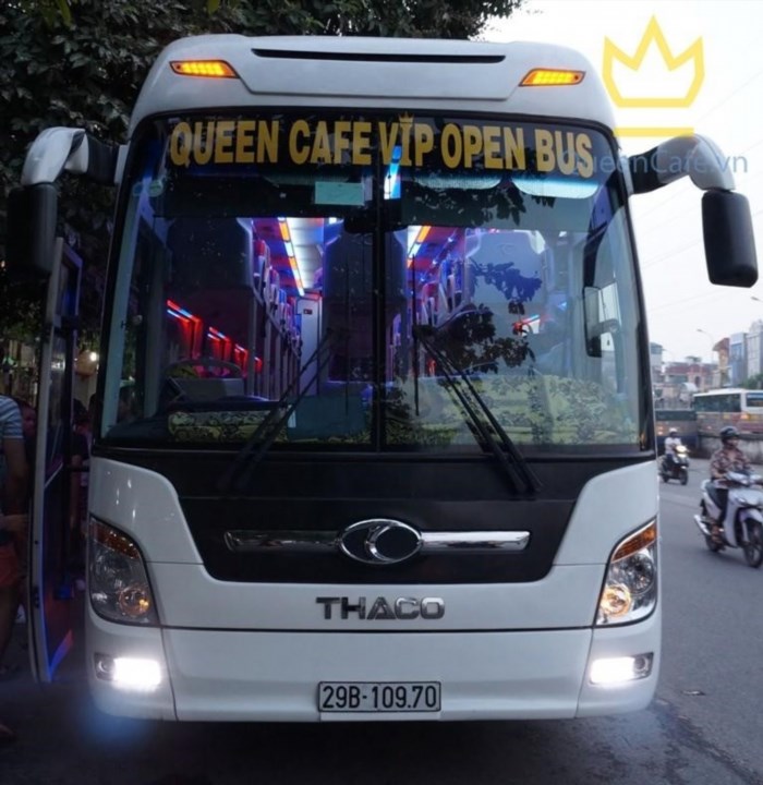 Queen Cafe Open Bus là một dịch vụ du lịch độc đáo và thú vị tại thành phố, mang đến cho du khách trải nghiệm du lịch độc đáo và khác biệt. Với Queen Cafe Open Bus, du khách có thể thưởng thức cảnh quan đẹp và thưởng thức đồ uống tại quán cà phê trên xe, tạo ra một không gian thư giãn và tận hưởng chuyến đi thú vị.
