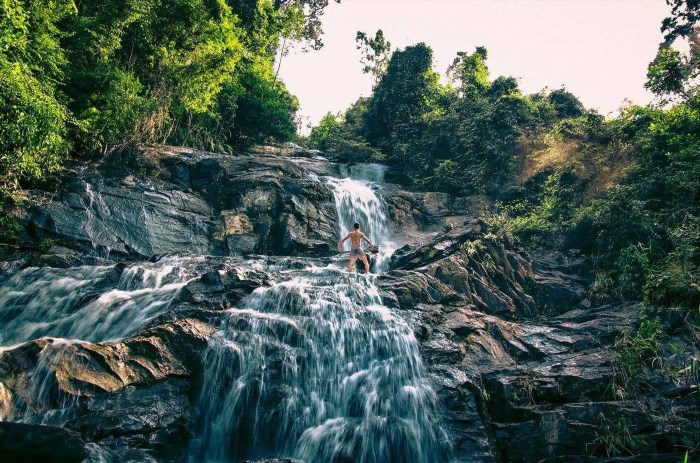 4.4 Thác Ba Đờ Phọt là một trong những thác nước đẹp và hoang sơ nhất ở Việt Nam, với dòng nước mạnh mẽ và cảnh quan thiên nhiên tuyệt đẹp.