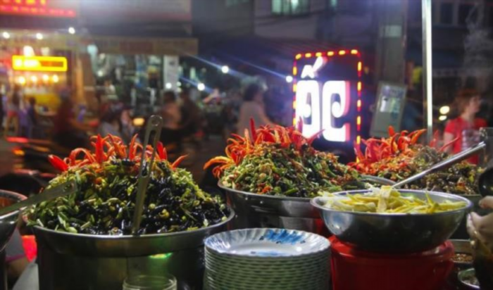 7 Ốc hút Đà Nẵng là một trong những món ăn đặc sản nổi tiếng của thành phố Đà Nẵng, với hương vị thơm ngon và độc đáo. Đây là một món ăn truyền thống được nhiều du khách yêu thích khi đến tham quan và thưởng thức ẩm thực tại đây.