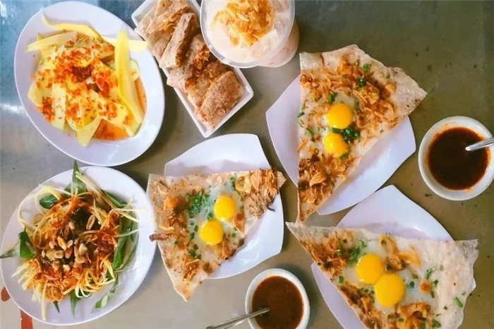 3 Bánh tráng kẹp là một món ăn đặc sản nổi tiếng của miền Trung Việt Nam, được làm từ bánh tráng mỏng, mềm và dai, được kẹp với các loại nhân như thịt heo, tôm, đậu phụ, rau sống và gia vị tạo nên hương vị độc đáo và hấp dẫn.
