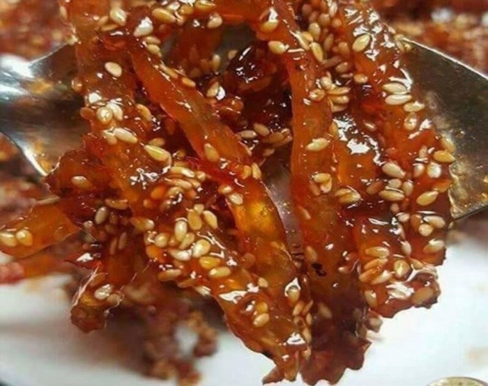 4.2 Cá bò khô rim cay là một món ăn truyền thống của Việt Nam, được chế biến từ cá bò khô và các loại gia vị hương vị như tiêu, ớt, tỏi và muối. Món ăn có vị cay nồng, thơm ngon, tạo nên một trải nghiệm ẩm thực đặc biệt cho thực khách.