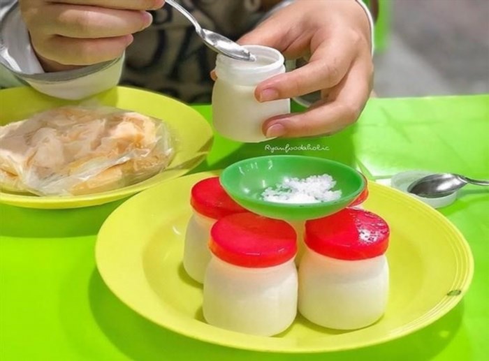 Sữa chua muối là một món ăn truyền thống của người Việt Nam, được làm từ sữa tươi và muối, tạo nên hương vị độc đáo và hấp dẫn.