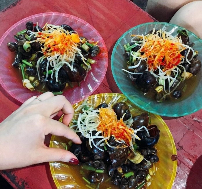 Ốc hút Đà Nẵng là một món ăn đặc sản nổi tiếng của thành phố Đà Nẵng, được làm từ ốc biển tươi ngon và được chế biến theo cách riêng biệt, tạo nên hương vị độc đáo và hấp dẫn.