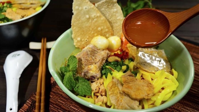 Mì quảng là một món ăn truyền thống đặc sản của miền Trung Việt Nam, nổi tiếng với hương vị độc đáo và phong cách chế biến riêng biệt. Mì quảng thường được làm từ bánh đa, nước dùng thơm ngon, thịt heo, tôm, gà hoặc cá, và được trang trí bằng các loại rau sống, quả lắc và đậu phụng rang giòn. Mì quảng là một món ăn phổ biến và được ưa chuộng trong cả nước và quốc tế.