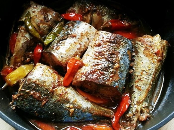 Cá Nục kho Đà Nẵng là một món ăn đặc sản của thành phố Đà Nẵng, được chế biến từ cá Nục tươi ngon, có hương vị đặc trưng và hấp dẫn. Món ăn này có một phong cách riêng, tạo nên sự độc đáo và hấp dẫn cho du khách khi thưởng thức.