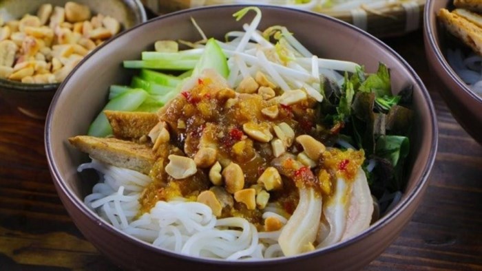 Cách làm bún mắm Đà Nẵng khá đơn giản và truyền thống, bao gồm việc chế biến nước mắm từ cá, bún được làm từ bột gạo và gia vị đặc trưng của miền Trung.